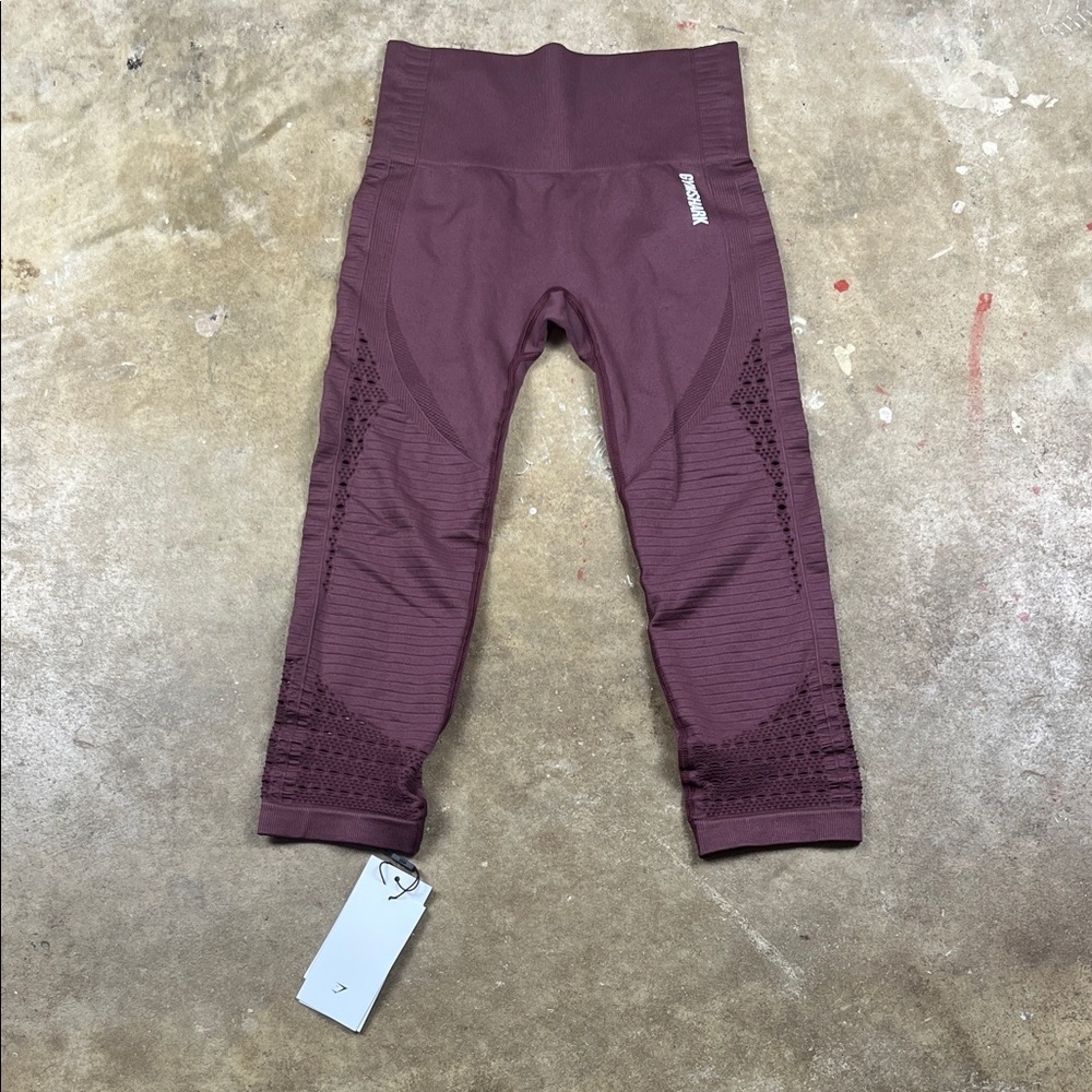 Gymshark Energy Seamless Cropped Leggings in winter berry NWT
Size: Small